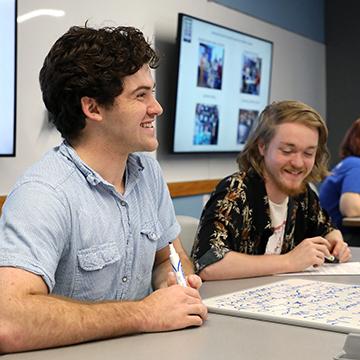 两个男学生在课堂上微笑. 